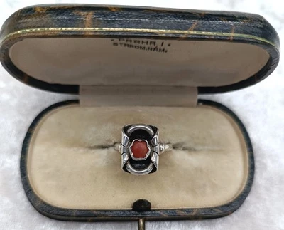 Antiguo anillo Art Nouveau con coral, hecho en Austria-Hungría en la década de 1890, Ag 925 Foto 1 de 4