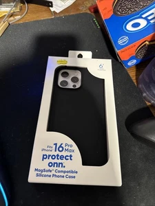 Funda de teléfono ONN iPhone 16 Pro Max negra de silicona con tecnología Magsafe - Imagen 1 de 6
