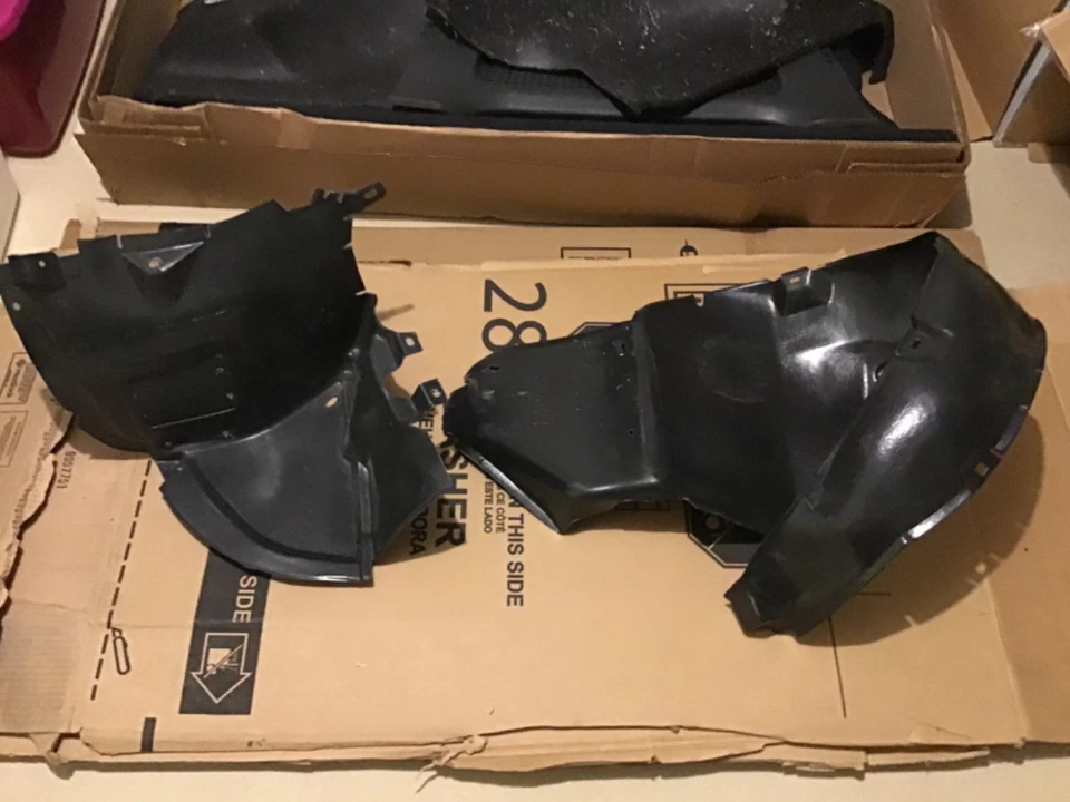 04-08 chrysler crossfire right side front fender liner mud guard/shield like new - Image 1 of 1