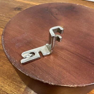 Accesorio de máquina de coser Simanco Singer dobladillo estrecho pie 5/64 120855 de colección Foto 1 de 4