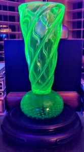 Thomas Webb & Sons, English Vaseline Crystal Glass Thick Swirled V Cone 1930's - Picture 1 of 12