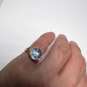 Anillo vintage de diamantes y topacio azul genuino grabado en oro amarillo macizo de 14K 5,45 g - Imagen 1 de 19