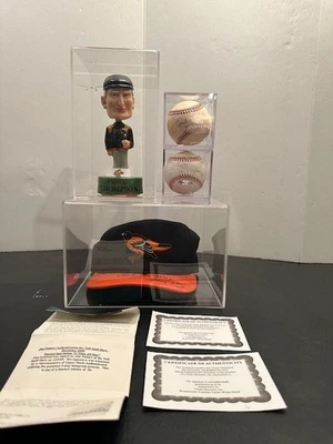 Chuck Thompson, Jim Palmer Bundle, bobble, hat and two balls - Image 1 of 4