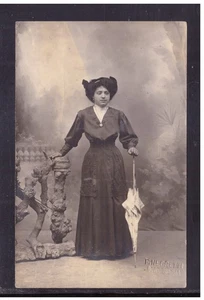 Cartolina Fotografica Donna Ombrello Vestiti d'Epoca Negretti Borgosesia KK5309 - Picture 1 of 1