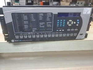 RELÉ DE PROTECCIÓN A DISTANCIA DE LÍNEA GE Multilin D60 con estante y tarjetas - Imagen 1 de 13