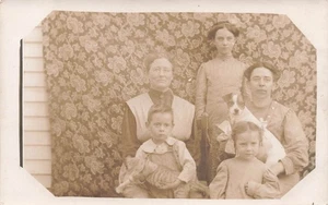RPPC FAMILY PORTRAIT WITH DOG AND CAT c1910 REAL PHOTO POSTCARD 090325 U - Picture 1 of 3