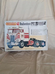 AMT #T551 PETERBILT BUDWEISER 352 MARCAPASOS CABOVER 1/25 Nuevo en Caja TSR - Imagen 1 de 5
