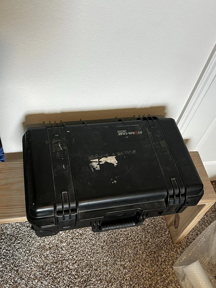 Pelican iM2500 Storm 硬质保护壳带随身手柄和车轮 — 第 1/4 张图片