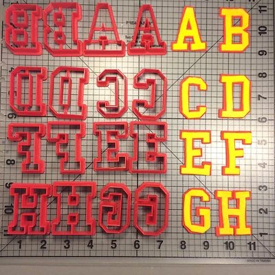 Juego de cortador de galletas con desplazamiento de mayúsculas de fuente universitaria Foto 1 de 4