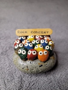 Fermacarte vintage anni 70 Pet Rock "Rock Concert" MCM dipinto a mano 3 x 2,5 x 2 - Foto 1 di 3