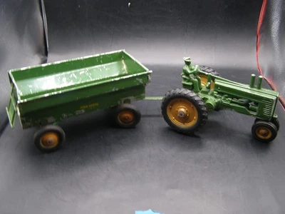 Tractor de juguete John Deere de colección aluminio fundido con conductor y remolque de aluminio Foto 1 de 4