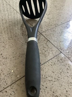 Herramienta de cocina Russell Hobbs trituradora de patatas de plástico mate de nailon negro Foto 1 de 4