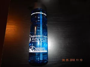 BOTELLA DE PLÁSTICO RIVERSIDE COUNTY RECICLA BEBIDA AZUL Y BLANCA SIN BPA NUEVA - Imagen 1 de 4