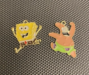 2er Set SpongeBob Patrick Seestern Schwammkopf Emaille Charm Anhänger zum Selbermachen - Bild 1 von 2