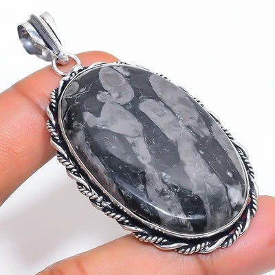 Ciondolo pietra preziosa forma ovale corallo fossile nero gioielli fatti a ma... - Immagine 1 di 4