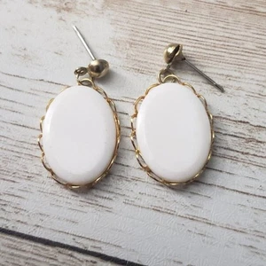 Vintage Ohrstecker für Ohrstecker weiß oval mit goldfarbenem Heiligenschein - Bild 1 von 4