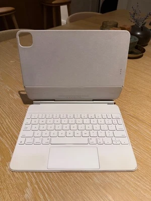 Apple Magic Keyboard para 11" iPad Pro 3ª Generación y iPad Air 4ª Generación, Blanco USADO Foto 1 de 2