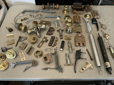 HUGE LOT OF VINTAGE ANTIQUE DOOR HARDWARE LOCKS DOORKNOB HANDLES BRASS Cover