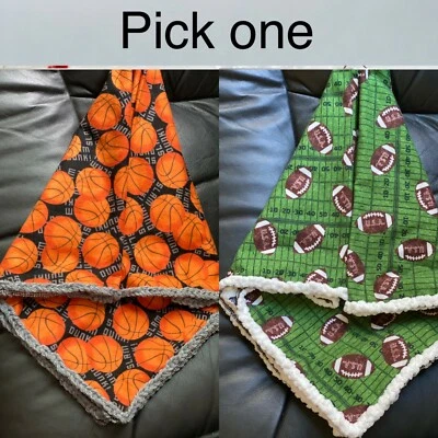 Manta deportiva bebé - franela - hecha a mano - estampado baloncesto o fútbol Foto 1 de 4