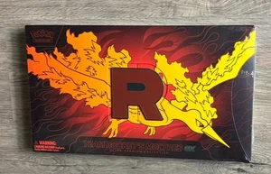 Pokemon TCG Team Rocket’s Moltres UPC Ultra Premium Collection sigillato e nuovo - Foto 1 di 2