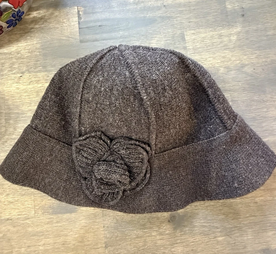 Sombrero Cloche de Lana Liz Claiborne Marrón Apliques de Flores Dark Academia Cottagecore Foto 1 de 4