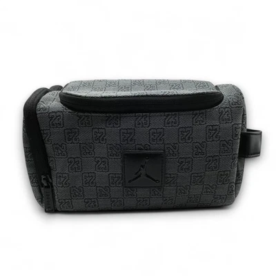 Air Jordan Monograma Logo Jacquard Dopp Kit 5.9L Bolsa de Viaje de Lujo Foto 1 de 4