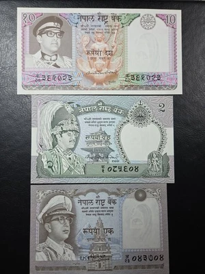 Lote de 3 billetes del Banco de Nepal. 1, 2 y 10 rupias. 1 AUnc/2, 10 Unc Foto 1 de 2