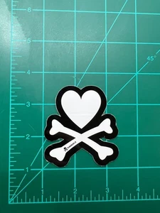 2000er Tokidoki Logo Herz und gekreuzte Knochen Aufkleber (2,5" x 2,5") - Bild 1 von 2
