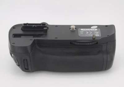 Genuine Nikon  MB-D14multi-Power Battery Pack Battery Grip for Nikon D600/D610 - Image 1 of 4