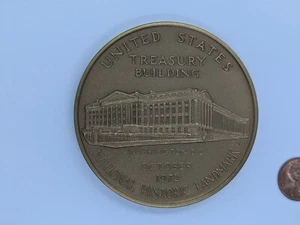 Moneda medalla de bronce 1972 acuñada en Estados Unidos edificio del Tesoro Washington DC - Imagen 1 de 4