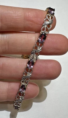 Brazalete de tenis elegante para mujer de amatista simulada de corte ovalado de 9 quilates enchapado en oro blanco Foto 1 de 4