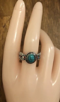 Anillo estilo suroeste imitación turquesa con plumas en la banda tono plata Foto 1 de 4