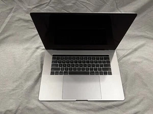 Apple Macbook Pro A1707 15"" Retina i7-7700HQ 2,8 GHz 16 GB 512 GB MPTR2LL/A - Imagen 1 de 5