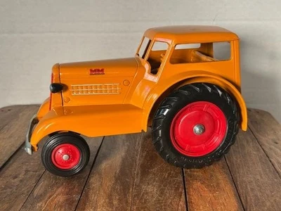 VINTAGE SCALE MODELS FACTORY SECOND MINNEAPOLIS MOLINE UDLX COMFORT TRACTOR 1/16 - Image 1 of 4