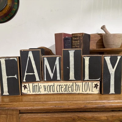 Bloques de madera primitivos familia una palabra creada por amor decoración de granja de campo Foto 1 de 4