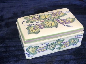 Vintage porcelain hand painted lidded trinket box hand painted grapevines EUC  - Bild 1 von 7