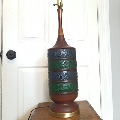 Винтажное тисненое керамическое основание лампы — синие и зеленые цветочные ленты — середина века - Изображение 1 из 4