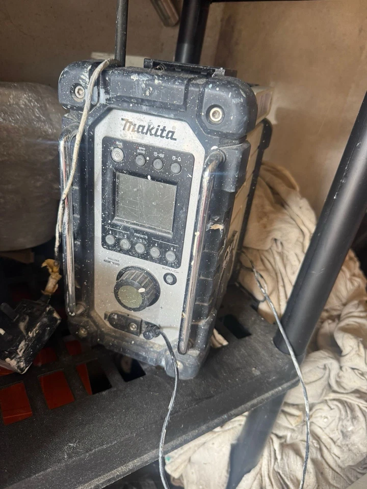 Makita Job Site Radio White And Black Used But Works Fine! - Image 1 of 1