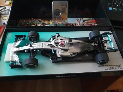 Minichamps 1/18 Lewis Hamilton Mercedes W10 2019 United States GP World Champion - Bild 1 von 4