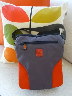 BOLSO BANDOLERA/ESLINGA CRUZADA TUMI TEC NEGRO Y NARANJA UNISEX COMO NUEVO Foto 1 de 4