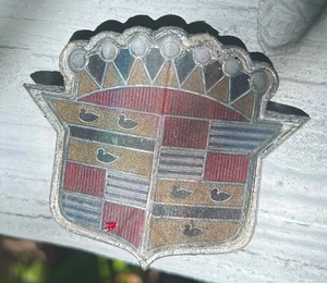 1951 Cadillac Motorhaube Kunststoff Wappen mit Aufkleber, Blattsilberblende, Emblem - Bild 1 von 13