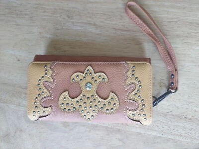 Cartera/muñequera Montana West flor de lis con detalles de tachuelas Foto 1 de 4