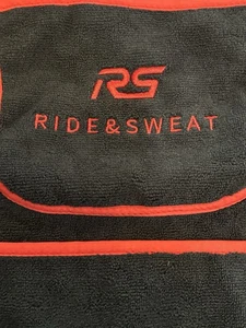 Toalla de ciclismo RS Ride & Sweat para bicicleta - roja y negra - Imagen 1 de 3