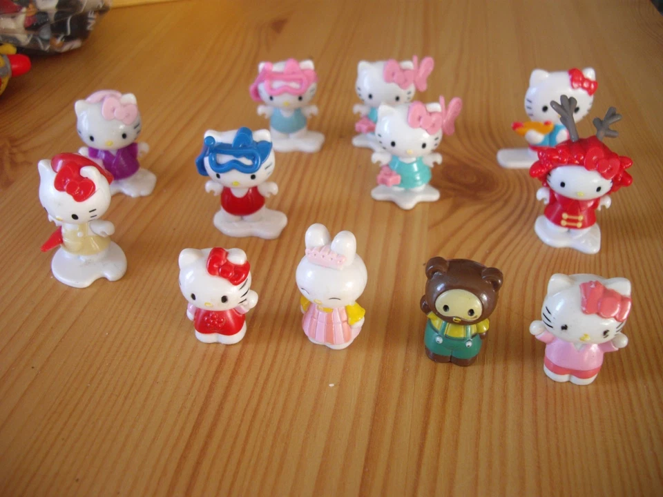 Lot  12 figurines Hello Kitty Sanrio bon état - Photo 1/4