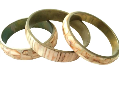 Conjunto de 3 pulseiras vintage de latão incrustadas de osso bovino tons marrom pêssego bronzeado - Imagem 1 de 3