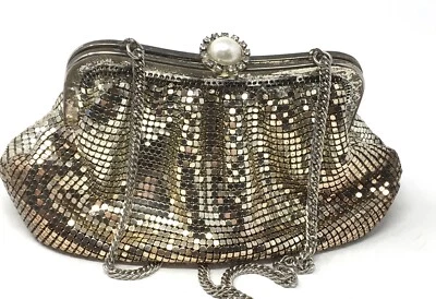 Bolso de mano Whiting & Davis International de malla dorada con cierre de estrás Foto 1 de 4