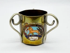 1924 BRITISH EMPIRE EXHIBITION WEMBLEY SOUVENIR TROPHY CUP ENAMEL BADGE - Picture 1 of 9