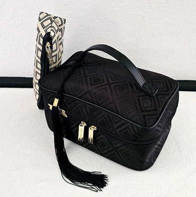 Bolsa de cosméticos de viaje Estée Lauder negra tamaño 9"L x 6"W x 5"H con bolsa de cepillo Foto 1 de 4