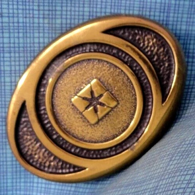 Fivela de cinto emblema Pacific Bell uniforme de funcionário latão vintage anos 80 Synanon .NOX154 - Imagem 1 de 4