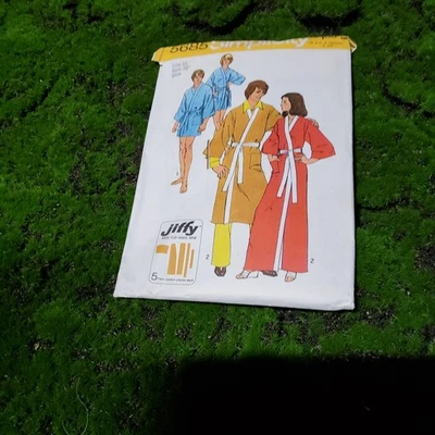 Vintage Simplicity 5685 Jiffy easy cut easy sew robes size large1973 - Image 1 of 3